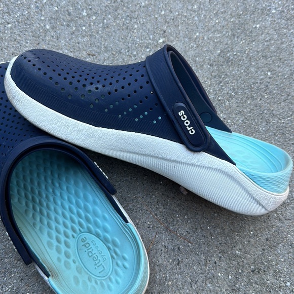 Women’s Crocs SZ 7 - Picture 6 of 6